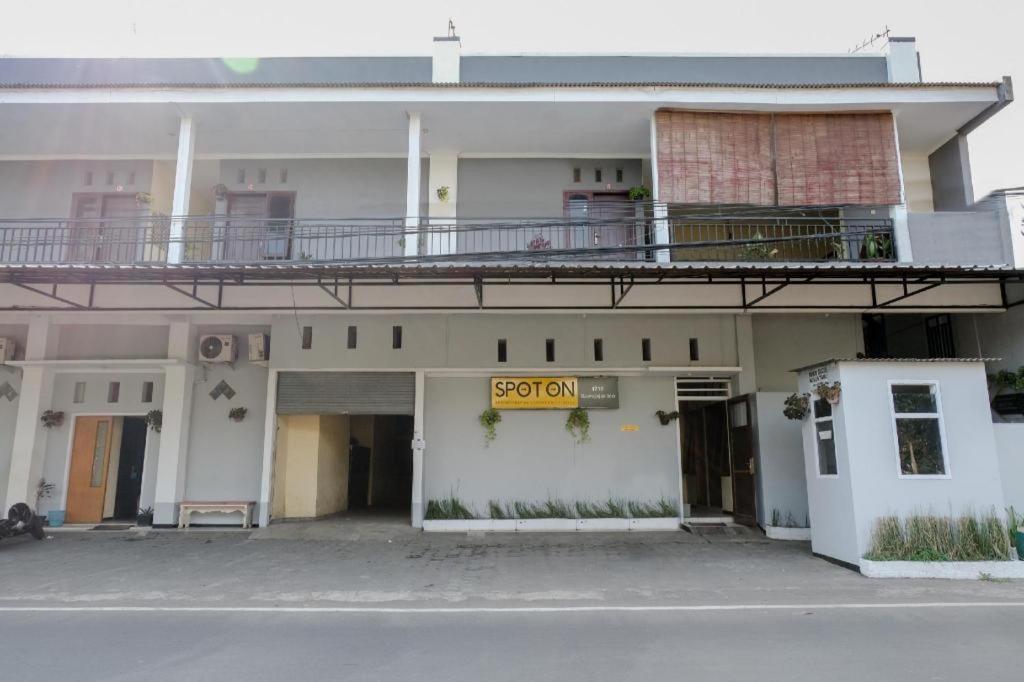 Sawojajar Inn Malang Extérieur photo